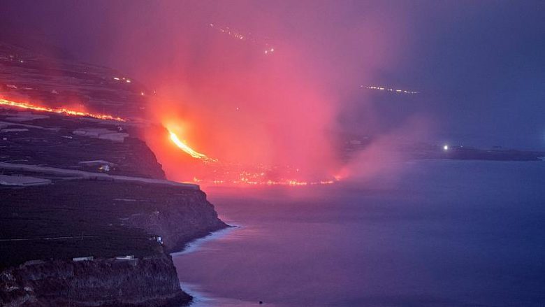 Zgjerohet sipërfaqja e ishullit La Palma në Spanjë, pasi lava e vullkanit derdhet në det