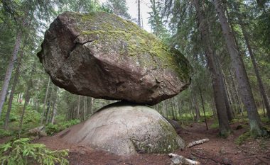 Një fenomen që askush nuk e ka shpjeguar ende: Ky shkëmb ka balancuar mbi një gur për 11.000 vjet