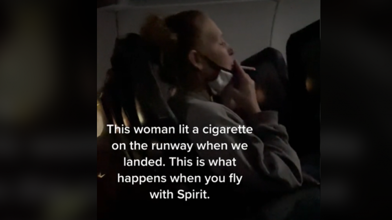 Gruaja ndez cigaren në aeroplan, pohon se “kishte kaluar një ditë të gjatë”