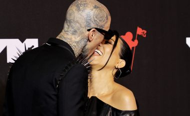 Kourtney Kardashian dhe Travis Barker bënë debutimin si çift në tapetin e kuq në MTV Video Music Awards