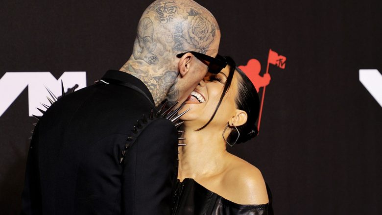 Kourtney Kardashian dhe Travis Barker bënë debutimin si çift në tapetin e kuq në MTV Video Music Awards