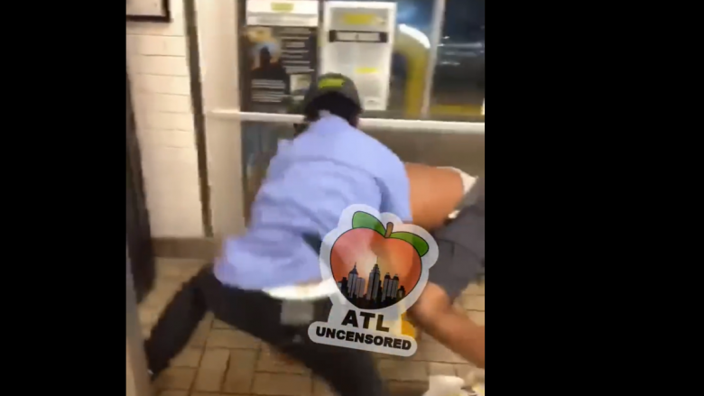 ‘Ring boksi’ në një restorant në Atlanta – punëtori grushton klientin dhe e rrëzon atë në tokë