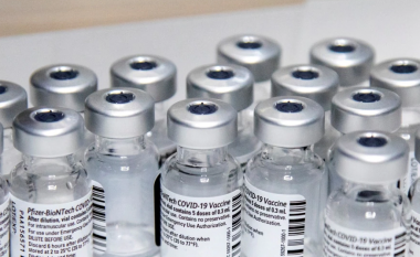 Rregullatori amerikan përkrah dozën përforcuese të vaksinës antiCOVID për disa kategori të popullsisë