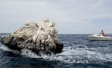 Çfarë është ajo? Artisti francez krijon një varkë që duket si një shkëmb