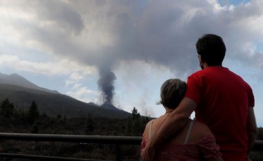 Shpërthimet e forta vullkanike mbyllin aeroportin në ishullin spanjoll, La Palma