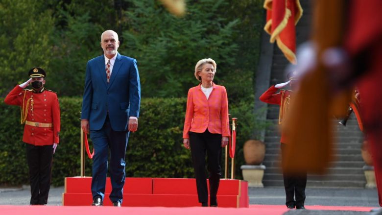 Presidentja e Komisionit Evropian nis vizitën në Tiranë, pritet nga kryeministri Rama