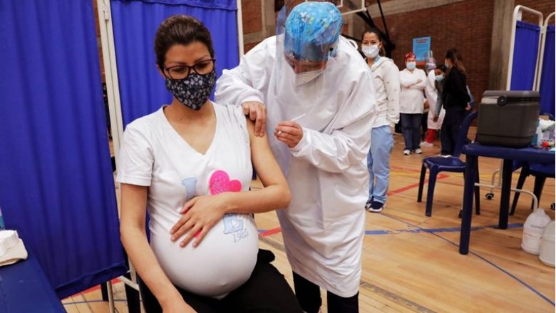 Studimi i ri amerikan: Gratë shtatzëna të vaksinuara transmetojnë antitrupa tek foshnjat e tyre