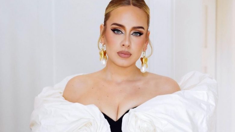 Adele shfaqet mahnitëse e veshur me një fustan elegant