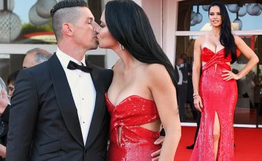Adriana Lima puthet me një mashkull misterioz gjatë paraqitjes së saj glamuroze në Festivalin e Filmit në Venecia