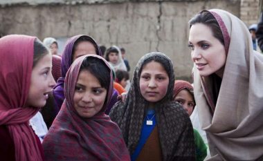 Ambasadorja e OKB-së Angelina Jolie, me mision te ngjajshëm humanitar sikur Zvicra, nga Kosova në Afghanistan