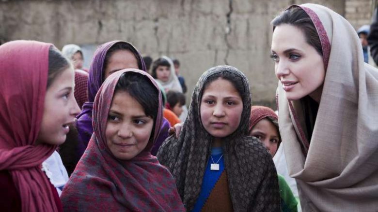 Ambasadorja e OKB-së Angelina Jolie, me mision te ngjajshëm humanitar sikur Zvicra, nga Kosova në Afghanistan