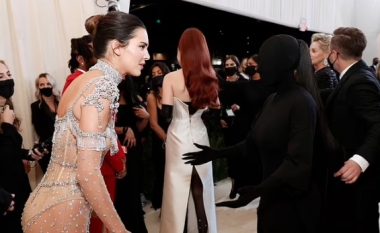 Kim Kardashian zbulon atë që ndodhi në imazhin e saj me Kendall Jenner që u bë viral: Ajo po thërriste emrin tim, nuk mund ta shihja kush ishte