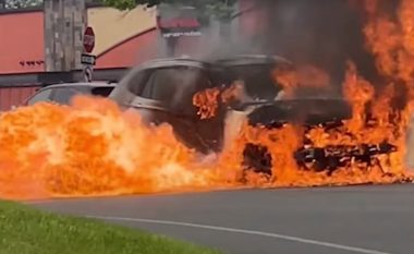 Një shofer i Tesla shpëtoi një shofer në një BMW, i cili me gjasë nuk e kishte kuptuar se vetura e tij ishte kapluar nga zjarri