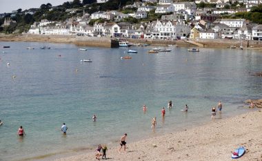 Dy zhytës të zhdukur besohet se kanë vdekur në brigjet e Cornwall në Angli