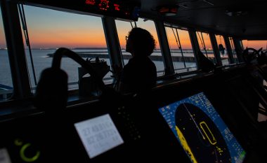Kush janë “pilotët e portit” që fitojnë 370.000 euro vit – por që përballen me 1 në 20 shanse për të vdekur në punë?