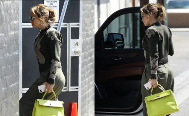 Jennifer Lopez shkëlqen e veshur në të gjelbër në Los Angeles, por injoron shenjën që tregon se maskat mbrojtëse janë të detyrueshme
