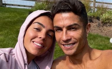 ‘Kush thotë se nuk ka diell në Mançester?’ – Ronaldo publikon fotografi familjare