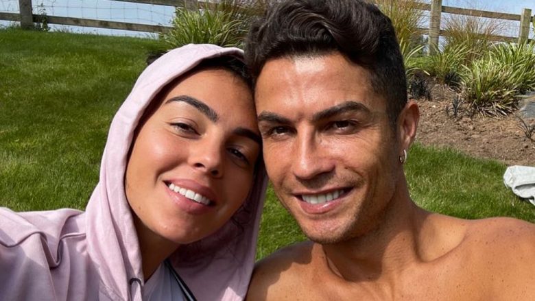 ‘Kush thotë se nuk ka diell në Mançester?’ – Ronaldo publikon fotografi familjare