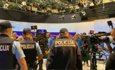 Mohuesit e coronavirusit hyjnë në studion e televizionit publik slloven, gjithçka transmetohet live