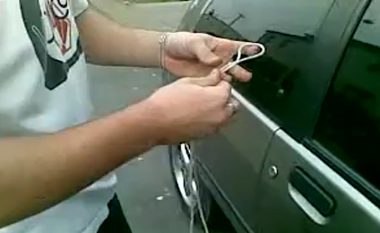 Si të përdorni një lidhëse këpucësh për të zhbllokuar një veturë në 10 sekonda: Shikoni videon dhe provojeni!