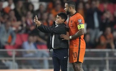 Pa mëshirë! Federata e Holandës ia ndalon hyrjen në stadium për pesë vite djaloshit që hyri për t’u fotografuar me Depay