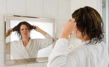 Kur flokët janë të ngjitura kur zgjoheni nga gjumi, rregulloni modelin e flokëve në pesë minuta