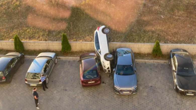 Vetura ‘fluturon’ mbi parking në lagjen Arbëria në Prishtinë