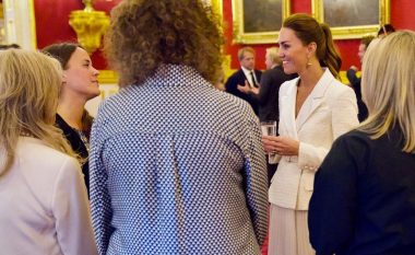 Kate Middleton mahnit e veshur në të bardha në daljen surprizë për të festuar projektin e fundit