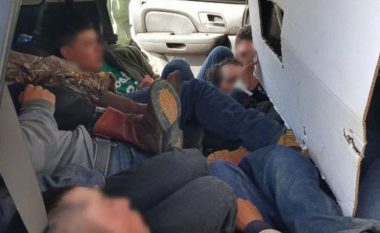 Transportonte 20 emigrantë, shoferi braktis furgonin në hyrje të Korçës