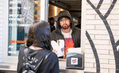 Eminem befason fansat, shërben pasta në restorant