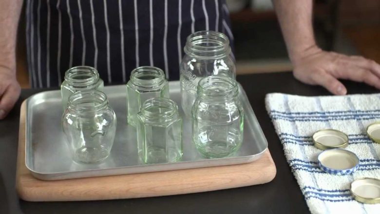 Hapi më i rëndësishëm në përgatitjen e zahireve: Si t’i sterilizoni kavanozat sipas këshillave të Jamie Oliverit
