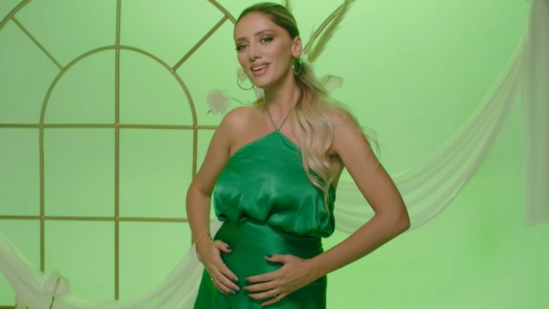 Me duart rreth barkut, Gresa Behluli shfaqet shtatzënë në klipin e ri me motrën
