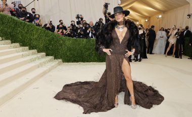 Jennifer Lopez u shfaq plot stil në tapetin e kuq të ‘Met Gala 2021’