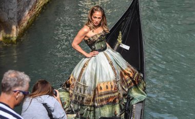 Jennifer Lopez shkëlqen në një fustan Dolce&Gabbana gjatë udhëtimit me gondola nëpër kanalet e Venecias