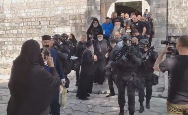 Priftërinjtë serbë në Mal të Zi kënduan "kur ushtria kthehet në Kosovë", vijnë reagimet e ashpra nga Kosova