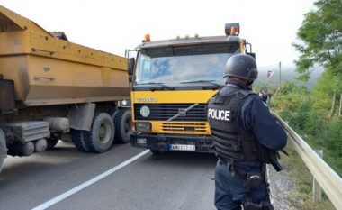 Largohen dy kamionë nga barrikadat e krijuara në Bërnjak