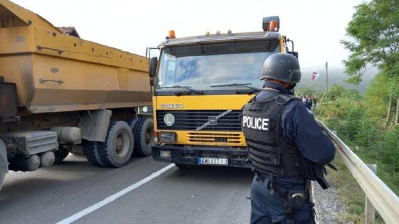 Largohen dy kamionë nga barrikadat e krijuara në Bërnjak