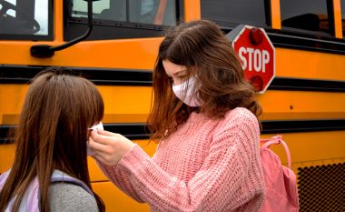 Rëndësia e mbajtjes së maskave ​​në shkollë, sipas studimeve të reja
