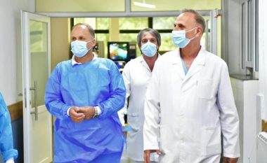 ​Drejtori i SHSKUK-së viziton pacientët me COVID në spitalet e Pejës dhe Gjakovës