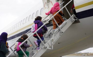 Largohen nga Kosova edhe 51 afganë tjerë