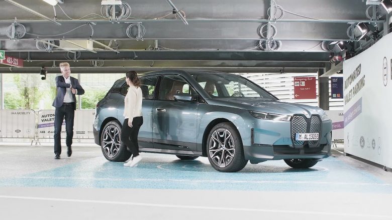 Duke shkuar drejt së ardhmes: Ky model i BMW parkohet vet, ngarkohet dhe shkon në autolarje
