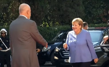 Rama i zgjat dorën, Merkel zgjedh përshëndetjen me grusht