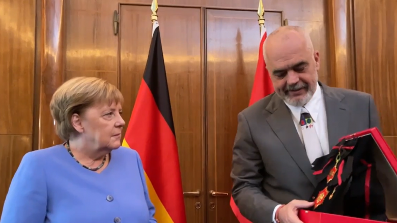 Kryeministri Rama e nderon kancelaren Merkel me medalje