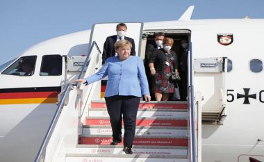 Angela Merkel arrin në Tiranë, takon Ramën dhe Kurtin