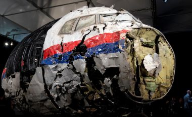 Familjarët e viktimave të aeroplanit të rrëzuar MH17 nga rebelët pro-rusë në Ukrainë, akuzojnë Kremlinin për gënjeshtër