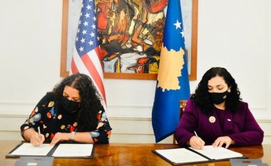 Presidentja Osmani nënshkruan marrëveshje financiare me SHBA-në, Kosova përfiton 3 milionë dollarë