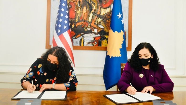 Presidentja Osmani nënshkruan marrëveshje financiare me SHBA-në, Kosova përfiton 3 milionë dollarë