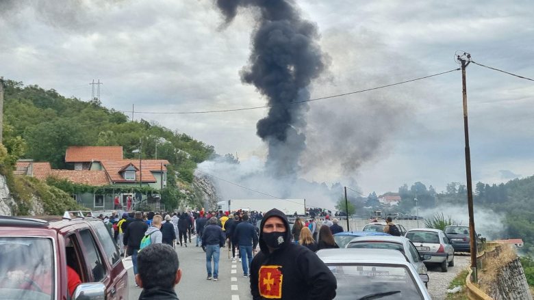 Mitropoli Joanikije vjen me helikopter, protesta ku policia përdori edhe gaz lotsjellës – zhvillimet e fundit në Mal të Zi