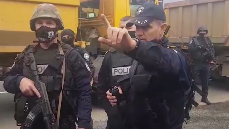 “Protestën nuk ua ndalojmë…”- pjesëtari i Policisë së Kosovës iu flet shqip protestuesve serb