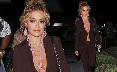 Pa reçipeta dhe me dekoltenë e hapur, Rita Ora rrëmben vëmendjen me dukjen provokuese në Los Angeles